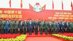 Le général Phan Van Giang, membre du Bureau politique, vice-secrétaire de la Commission militaire centrale et ministre de la Défense, accompagné de la délégation vietnamienne de la Défense, a accueilli le général Dong Jun et la délégation chinoise de la Défense. Photo: nhandan.vn