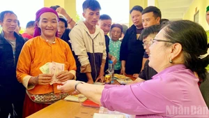 « Les communes frontalières de la province de Tuyên Quang ont essentiellement achevé la distribution des cadeaux du Tết de l’Indépendance à la population ». Photo: nhandan.vn