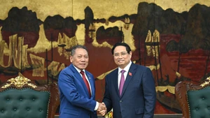 Le Premier ministre Pham Minh Chinh (à droite) et le ministre des Affaires étrangères et du Commerce extérieur des Îles Salomon, Peter Shanel Agovaka. Photo : nhandan.vn