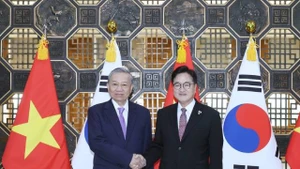 Lors de sa visite d'État en République de Corée, le 12 août 2025 après-midi à Séoul, le secrétaire général To Lam (gauche) a rencontré le président de l'Assemblée nationale de la République de Corée, Woo Won-sik. Photo : VNA