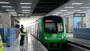 Un métro en service sur la ligne Cat Linh – Ha Dong. Photo : qdnd.vn