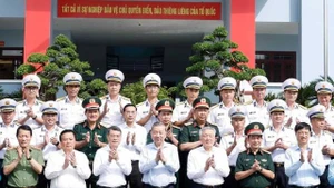 Le leader du Parti Tô Lâm, d'autres dirigeants et des officiers et soldats de la 5e Région navale de la Marine à la zone spéciale de Phu Quôc, province d'An Giang. Photo: VNA