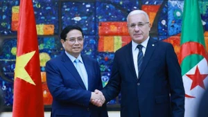 Le Premier ministre Pham Minh Chinh (gauche) rencontre le président de l'Assemblée populaire nationale d'Algérie, Ibrahim Boughali. Photo : VNA. 