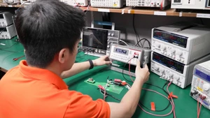 Les ingénieurs de FPT ont mené des travaux de recherche et de finalisation de la conception, permettant aux puces d’alimentation « Make in Vietnam, made by FPT » de franchir avec succès les systèmes de tests mondiaux les plus exigeants. Photo : nhandan.vn