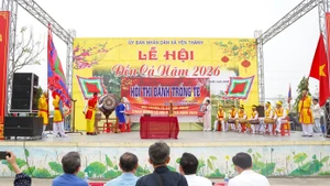 Concours de tambours rituels au site historique du temple Den Ca. Photo : tienphong.vn