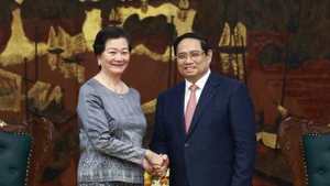 Le Premier ministre Pham Minh Chinh et l’ambassadrice du Cambodge Chea Kimtha. Photo : VNA.