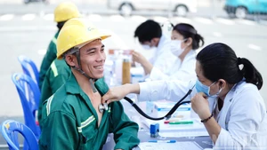 Les activités de soutien matériel et moral ont été pensées comme une fête dédiée à l’hommage rendu aux travailleurs. Photo: nhandan.vn