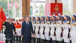 Le secrétaire général du Parti, To Lam, passe en revue la garde d'honneur de la Marine populaire vietnamienne lors de la cérémonie qui s'est déroulée dans la ville de Hai Phong le 28 février. (Photo : VNA)