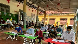 Des membres du Parti participent à une réunion de cellule modèle au hameau de Huoi Hau. Photo : nhandan.vn