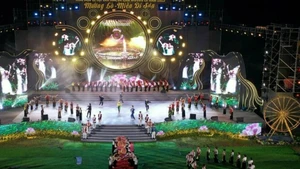 Le Xòe thaï est présenté lors des festivals à Muong Lo. Photo : VOV.