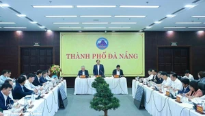 Le Premier ministre Pham Minh Chinh s'adresse aux membres du Comité permanent du Parti de Da Nang lors d'une séance de travail le 28 février. (Photo : VNA) 