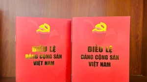 L’ouvrage « Les Statuts du Parti communiste du Vietnam ». Photo : nhandan.vn