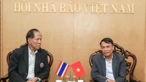 Le vice-président permanent de l’Association des Journalistes du Vietnam, Nguyen Duc Loi (à droite) et le président de la Fédération et de l’Association des Journalistes de Thaïlande, Nakorn Veerapravati (à gauche) lors de la rencontre. Photo : congluan.vn