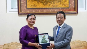 Le vice-ministre de la Culture, des Sports et du Tourisme, Hoang Dao Cuong (à droite) et la secrétaire d’État au ministère de la Culture et des Beaux-Arts du Cambodge, Lundi Sannnara (à gauche). Photo : nhandan.vn