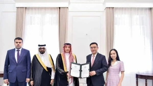 Le chef du Département du protocole reçoit la copie figurée des lettres de créance de l’ambassadeur d’Arabie saoudite au Vietnam. Photo : baoquocte.vn