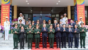 Le secrétaire général To Lam avec les délégués lors de la séance de travail à l’Académie technique militaire. Photo : nhandan.vn
