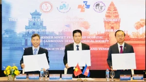 La signature d'un mémorandum de coopération en dermatologie entre les parties vietnamiennes et cambodgiennes. Photo: nhandan.vn