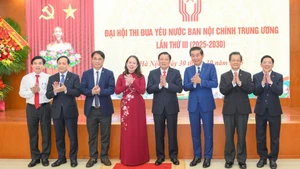 Phan Dinh Trac, membre du Bureau politique, secrétaire du Comité central du Parti, chef de la Commission centrale des affaires intérieures du Parti, et Vo Thi Anh Xuan, vice-présidente de la République, première vice-présidente du Conseil central d’émulation et de récompense, avec les délégués au Congrès. Photo: nhandan.vn