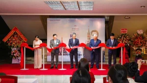 Les participants ont coupé le ruban pour inaugurer l’exposition thématique « Les empreintes de Ho Chi Minh dans la patrie de la Révolution d’Octobre » au Musée Ho Chi Minh. Photo : VOV.