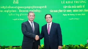 Le Premier ministre Pham Minh Chinh (à droite) et le Premier ministre cambodgien Hun Manet (à gauche) en réunion de travail. Photo : VNA.