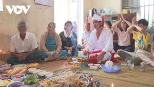 Le rite de culte des ancêtres à l’occasion de la fête de katé. Photo : VOV.