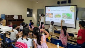 Le Nguyen Luu An lors d'une sortie scolaire sur le thème de la Fête de la Mi-Automne. Photo : baoquocte.vn