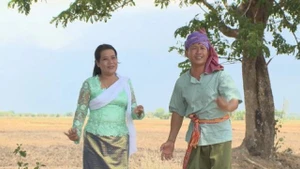 Mai Chanh Thol en pleine interprétation d’un chant A Day aux côtés de son partenaire. Photo : VOV.