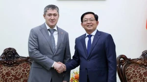 Le vice-Premier ministre Ho Quoc Dung (droite) et le gouverneur de la région russe de Perm, Dmitry Makhonin. Photo : chinhphu.vn