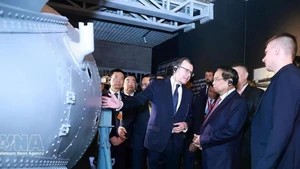Le Premier ministre Pham Minh Chinh visite le Musée « Atom » à Moscou. Photo : VNA.