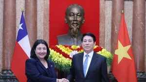 Le président vietnamien Luong Cuong reçoit l’ambassadrice de la République du Chili Nasly Isabel Bernal Prado lors de la présentation de ses lettres de créance, le 12 décembre 2025. (Photo : fournie par l’Ambassade du Chili au Vietnam)