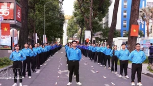 Des jeunes participent à une performance collective lors du Festival de la jeunesse de Ho Chi Minh-Ville 2026. Photo : VNA