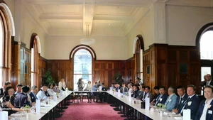Table ronde entre les communautés d'affaires vietnamienne et australienne au Parlement de Victoria. Photo : VNA