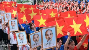 Des jeunes exécutent une performance collective sur la chanson « Vietnam oi ». Photo : VNA.