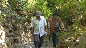 La route pavée, vieille de plusieurs siècles, témoigne du temps qui passe. Photo : VOV.
