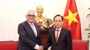 Le ministre des Affaires étrangères Le Hoai Trung (droite) et le commissaire européen aux Partenariats internationaux Jozef Síkela. Photo : VNA