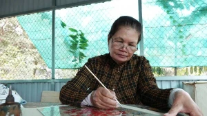 À Phuoc Thuan, les peintures sur verre sont réalisées à l’aide de fins pinceaux, puis laissées à sécher avant d’être mises en couleur. Photo : VOV.