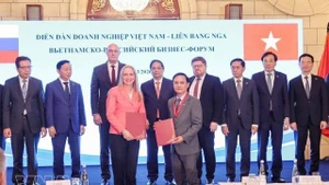 Le Premier ministre Pham Minh Chinh assiste à la signature d'accords de coopération entre des entreprises vietnamiennes et russes. Photo : VNA