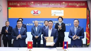 La signature d’un contrat de charbon entre les sociétés vietnamiennes et Xekong Energy (Laos). Photo: nhandan.vn