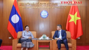 Le président de l’Union des organisations d’amitié du Vietnam, Phan Anh Son (à droite) et l’ambassadrice du Laos au Vietnam, Khamphao Ernthavanh (à gauche). Photo : thoidai.com.vn