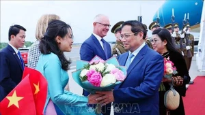 Le Premier ministre Pham Minh Chinh et son épouse à l'aéropot international de Talinn. Photo : VNA.