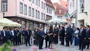 Le Premier ministre Pham Minh Chinh et son épouse visitent la Vieille ville de Tallinn. Photo : VNA.