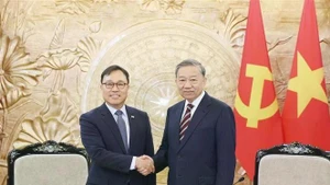 Le secrétaire général du Parti communiste du Vietnam, Tô Lâm (à droite), et l’ambassadeur de République de Corée au Vietnam, Choi Young Sam. Photo : VNA.