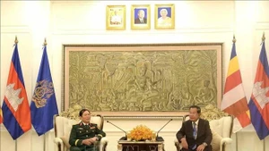 Le chef d'état-major général de l'Armée populaire du Vietnam et vice-ministre de la Défense Nguyên Tân Cuong (gauche) et le président du Parti du peuple cambodgien (PPC) et président du Sénat cambodgien, Samdech Techo Hun Sen. Photo : VNA.