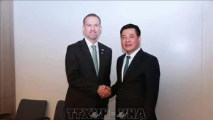 Le ministre de l'Industrie et du Commerce, Nguyên Hông Diên (droite), chef de la délégation gouvernementale chargée des négociations, et le représentant américain au Commerce, Jamieson Greer, chef de la délégation américaine de négociations. Photo: VNA 