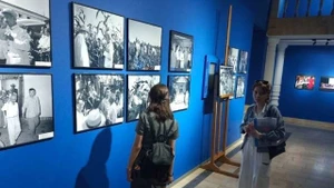 L’exposition documentaire intitulée « Les relations d’amitié durables entre l’Ouzbékistan et le Vietnam », organisée par l’Association d’amitié Ouzbékistan – Vietnam en avril 2025.Photo : VNA 