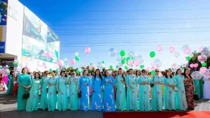 Des membres de l'Association des femmes vietnamiennes en République tchèque dans le cadre du programme « Parfum du Vietnam ». Photo fournie par Hoang Thuy Nga