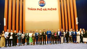 Les dirigeants de la ville de Hai Phong et les représentants de la Chambre de commerce européenne (EuroCham) ont posé pour une photo souvenir. Photo: baodautu.vn 