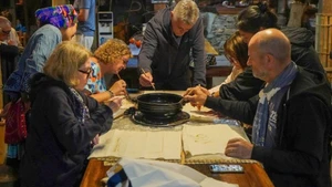 Les visiteurs découvrent la technique de dessin à la cire d’abeille sur tissu. Photo: VOV