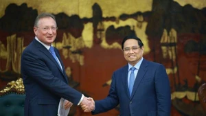 Le Premier ministre Pham Minh Chinh (à droite) et Sergei Kudryashov, directeur général de la société russe Zarubezhneft. Photo: VNA