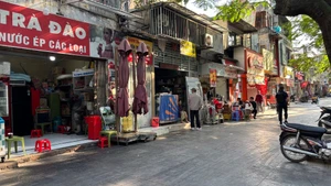 Les commerçants de la rue Ly Thuong Kiet respectaient strictement les réglementations concernant l’ordre sur les trottoirs et la chaussée. Photo: nhandan.vn